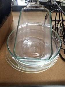 lot 175 image: Pyrex dishes