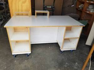 lot 213 image: Rolling crafting table