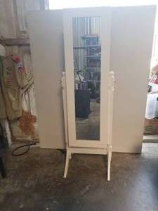 lot 177 image: Standing mirror jewelry stand
