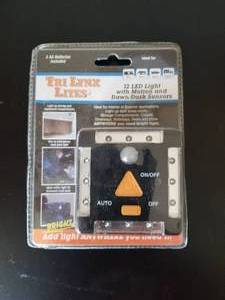 lot 194 image: LYNX 12-LED LIGHT WITH MOTION AND DAWNDUSK SENSORS  BLACK- #00027B