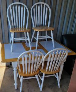 lot 29 image: DINING TABLE WITH 4 SPINDLE-STYLE CHAIRS IN STYLE, COLOR, AND CONDITION SHOWN. (SOLD 5X THE MONEY)