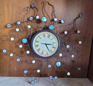 lot 25 image: METAL SUNBURST STYLE DECORATIVE WALL CLOCK AS SHOWN. APPROX. 31W x 29H.