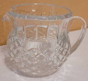 lot 40 image: 24% LEAD CRYSTAL SQUAT VASE MADE IN USA 4.5H x 7W