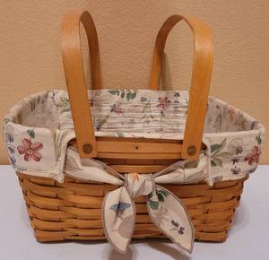 lot 41 image: LARGE SIZE 2000 LONGABERGER BASKET IN STYLE, COLOR, AND CONDITION SHOWN.
