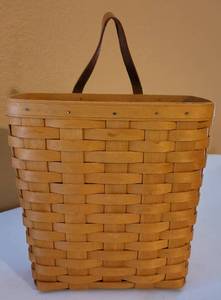 lot 58 image: 2000 LONGABERGER BASKET IN STYLE, COLOR, AND CONDITION SHOWN.