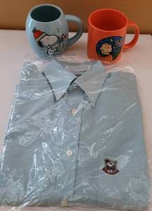 lot 62 image: PEANUTS COLLECTIBLES. INCLUDES 1971 PEANUTS & FRIENDS JOE COOL OXFORD SHIRT 14.5 NECK 3233 SLEEVE & MUGS