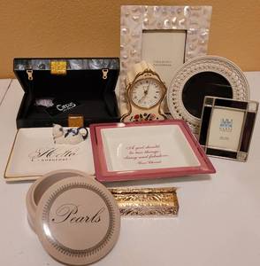 lot 67 image: DRESSER TOP GROUP. INCLUDES VINTAGE ACRYLIC PURSE, LIDDED KEEPSAKE BOX  FOR PEARLS, STAIN GLASS AND OTHER PHOTO FRAMES PLUS