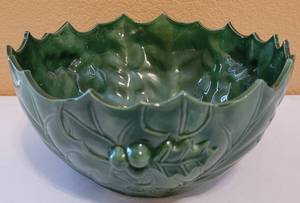 lot 103 image: MID CENTURY GLAZED POTTERY BOWL IN HOLLY LEAF FORM