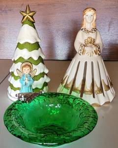 lot 18 image: VINTAGE HOLIDAY. INCLUDES MID CENTURY NAPKIN HOLDER, HOLIDAY TREE AND RETRO GREEN DISH
