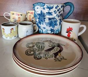 lot 19 image: BROCK OF CALIFORNIA ROOSTER PLATES AND FRENCH COUNTRY STYLE CHICKEN THEMED SERVEWARE