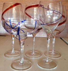 lot 20 image: ART GLASS WINE AND BARWARE GLASSES WITH SWIRL DESIGN