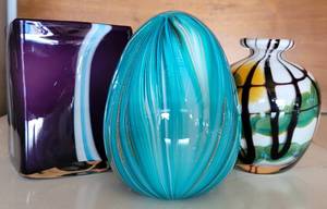 lot 21 image: ART GLASS TRIO. INCLUDES FEATHERED VASES AND EGG