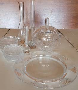 lot 22 image: GLASSWARE. INCLUDES CONTROLLED BUBBLE VASES, ROYAL ROCK CRYSTAL (RCR) PLUS