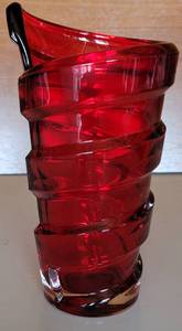 lot 23 image: ANNA TORFS STYLE MODERNIST RED SWIRL VASE APPROX 8H NO MARKS