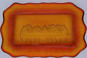 lot 24 image: 1979 AMBER INDIANA TIARA GLASS LAST SUPPER SERVING PLATTER 10.75 X 7