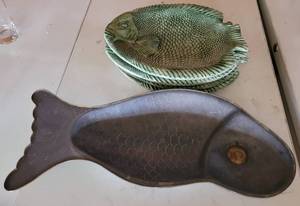 lot 90 image: (4) BAUM BROTHERS STYLE EYES EMBOSSED SERVING PLATES AND PEWTER & BRASS SIZZLE PLATE. BOTH IN FISH FORM