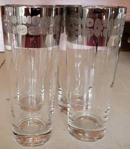 lot 91 image: (4) VINTAGE 1960s SILVER-RIMMED TALL BARWARE GLASS TUMBLERS WITH MID CENTURY MODERN RETRO DESIGN 7H