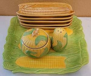 lot 198 image: MAJOLICA CORN SERVEWARE. INCLUDES CORN ON THE COB FIGURAL DISHES PLUS