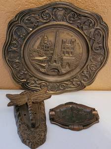 lot 199 image: VINTAGE METALWARE. INCLUDES ANTIQUE DRAGONFLY PAPERWEIGHT, GRAND TOUR PLATE AND ASHTRAY SOUVENIRS