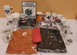 lot 205 image: TEXAS BRANDED AND THEMED CLOTHES AND SERVEWARE