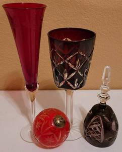 lot 207 image: CUT TO CLEAR GLASSWARE. INCLUDES GOBLET, CHAMPAGNE FLUTE, ORNAMENT AND BELL
