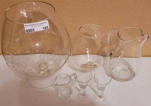 lot 185 image: GLASS BARWARE. OVERSIZED ETCHED BRANDY SNIFTER, APERTIF GLASSES AND PITCHERS