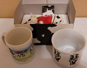 lot 117 image: COW COLLECTIBLES. 2002 BOXED WESTLAND COW PARADE UDDER CONSTRUCTION AND E. ROSEN MUG PLUS