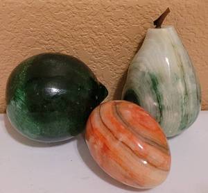 lot 118 image: CARVED ITALIAN ROCK FRUIT DUO AND ORANGE ONYX EGG