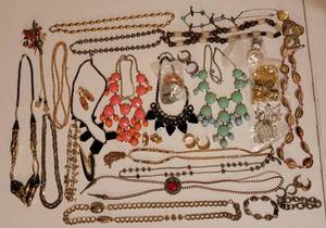 lot 122 image: FASHION JEWELRY SELECTION GENEROUS QUANTITY