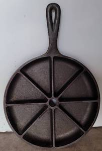 lot 129 image: LODGE BRAND SEGMENTED CORN BREAD SKILLET MADE IN USA UNUSED
