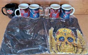 lot 135 image: HARLEY DAVIDSON BRANDED AND SKULL ITEMS. MUGS, SHOT GLASSES, MENS SHIRT PLUS