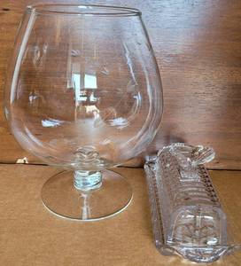 lot 136 image: GLASS DUO. OVERSIZED ETCHED BRAND SNIFTER AND LIDDED BUTTER DISH WIUTH BUTTERFLY HANDLE