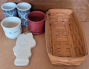 lot 147 image: 1994 LONGABERGER. 14.5 LOW BREAD BASKET, COOKIE MOLD, MUGS, (2) WOVEN TRADITIONS 1 PINT CROCKS