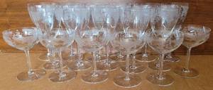 lot 149 image: VINTAGE DEPRESSION ERA ETCHED GLASS SET INCLUDES WINE AND CHAMPAGNE GLASSES