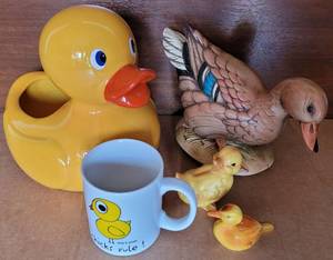 lot 158 image: RUBBER DUCK AND CHICK SELECTION. INCLUDES PLANTER, 1975 MALLARD DUCK AND MORE