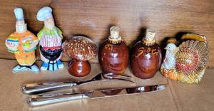 lot 171 image: COLLECTIBLES. INCLUDES REED & BARTON CARVING SET, POLYCHROME TURKEY NAPKIN HOLDER, HULL SHAKERS PLUS