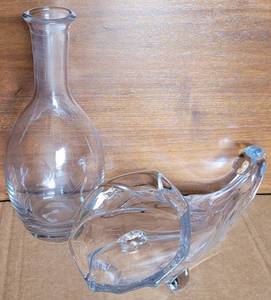 lot 176 image: CLEAR FOOTED CORNUCOPIA GLASS CENTERIECE VASE 13L x 5.5W AND DECANTER
