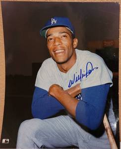 lot 215 image: SIGNED WILLIE DAVIS 8 x 10 PHOTOGRAPH AS SHOWN. AUTHENTICITY UNKNOWN.