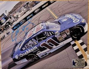 lot 225 image: SIGNED ELLIOT SADLER 8 x 10 PHOTOGRAPH AS SHOWN. AUTHENTICITY UNKNOWN.