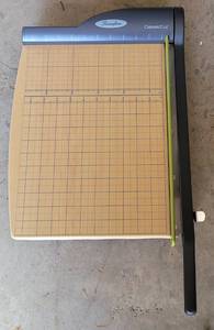 lot 33 image: SWINGLINE CLASSICCUT PAPER CUTTER AS SHOWN.