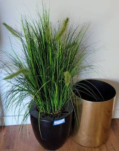 lot 16 image: DECORATIVE PLANTER  FLORAL DECOR PLUS TRASH CAN AS SHOWN. APPROX. 39 H x 11 Dia.