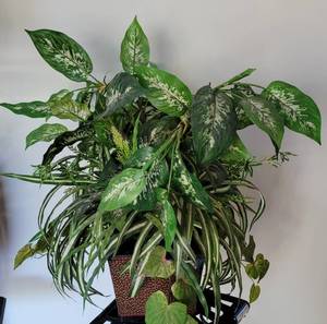 lot 17 image: DECORATIVE FLORAL DECOR  VASE IN STYLE, COLOR, AND CONDITION SHOWN.