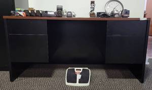 lot 22 image: OFFICE DESK WITH DRAWERS IN STYLE AND COLOR SHOWN. UNIT IS IN SOLID OVERALL CONDITION. APPROX. 60 L x 30 W x 29 H. OTHER ITEMS NOT INCLUDED