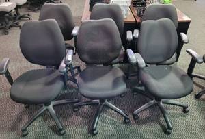 lot 38 image: (6) OFFICE CHAIRS IN STYLES, COLOR, AND CONDITION SHOWN. (SOLD 6X THE MONEY)
