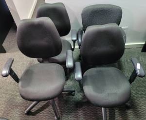 lot 39 image: (4) OFFICE CHAIRS IN STYLES, COLOR, AND CONDITION SHOWN. (SOLD 4X THE MONEY)