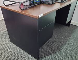 lot 44 image: OFFICE DESK WITH DRAWERS IN STYLE AND COLOR SHOWN. UNIT IS IN SOLID OVERALL CONDITION. APPROX. 60 L x 30 W x 29 H. OTHER ITEMS NOT INCLUDED