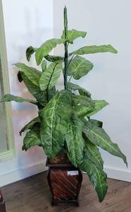 lot 93 image: DECORATIVE ARTIFICIAL PLANT  FLORAL DECOR AS SHOWN.