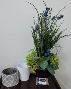 lot 110 image: FLORAL DECOR AND VASES AS SHOWN.