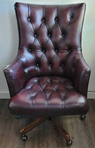 lot 114 image: HIGH BACK TUFTED LEATHER EXECUTIVE SWIVEL OFFICE CHAIR IN STYLE, COLOR, AND CONDITION SHOWN.