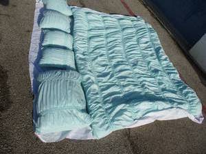 lot 63 image: 2-Twin (60 x 80 ) Seafoam Green Comforters With5-Matching Throw Pillows